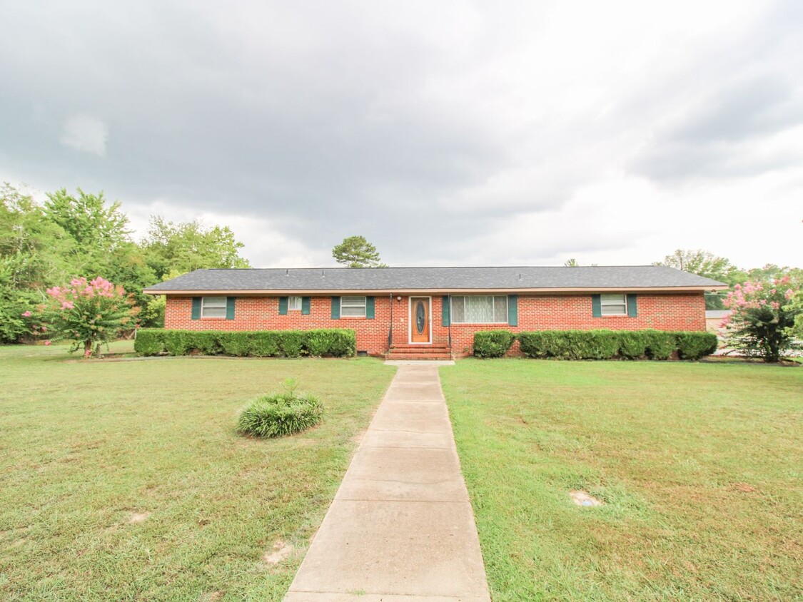 Primary Photo - Fresh Paint and New Carpet! 4 bedroom home...