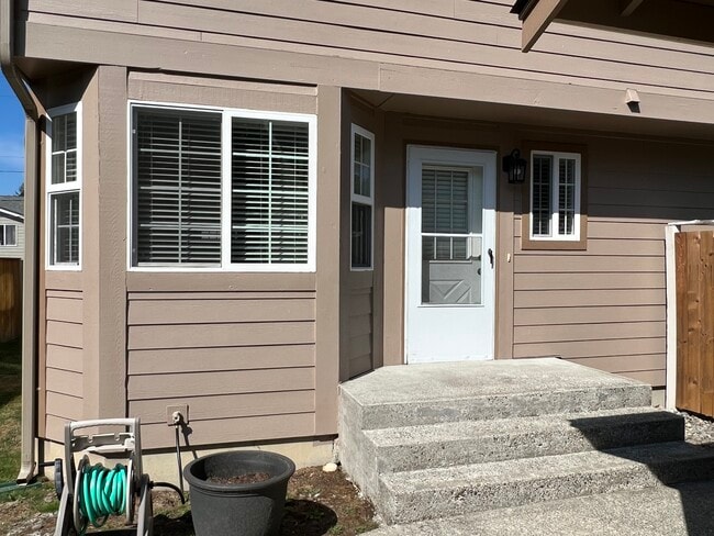 Building Photo - 720 14th Ave SE
