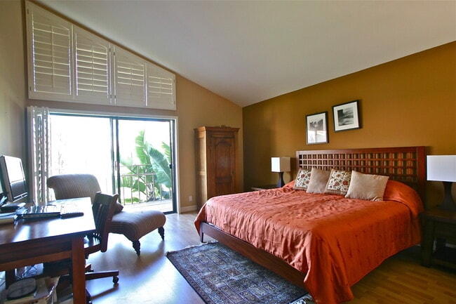Building Photo - Incredible East Beach Town-Home unfurnishe...