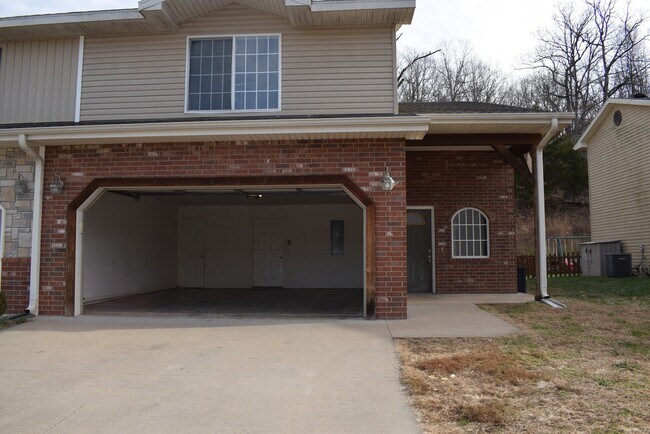 Building Photo - Spacious 3 Bedroom , 2 Bathroom Duplex wit...