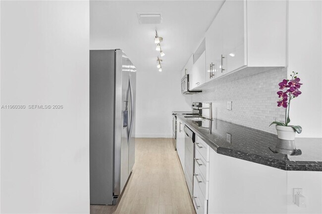 Building Photo - 500 Bayview Dr