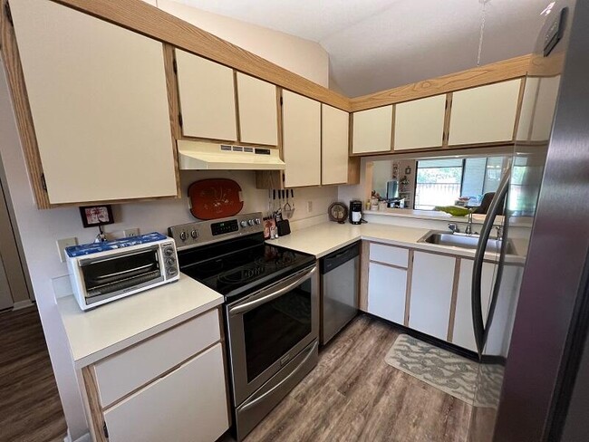 Building Photo - 1002 Pinecrest Cir