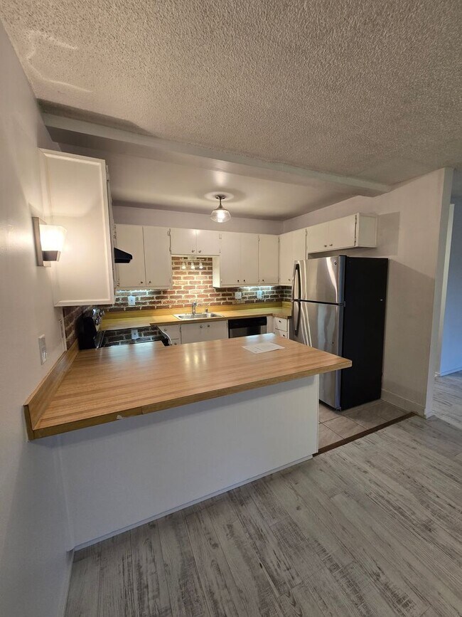 Foto del edificio - Beautiful Ground Floor Unit-  1BD/1.5BA