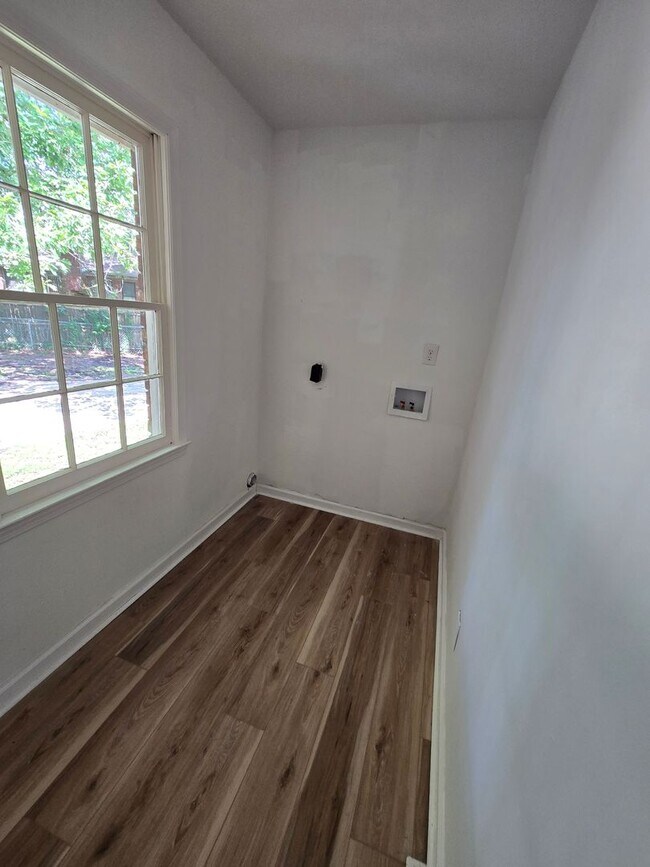 Building Photo - 100 Colonial Dr