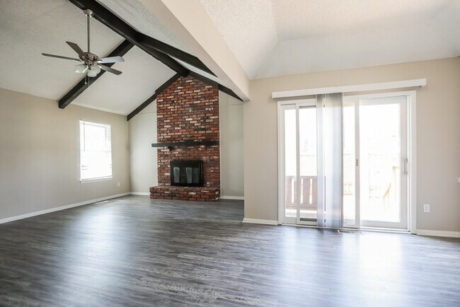 Building Photo - 3 bdrm, 2 bath split entry move in ready!