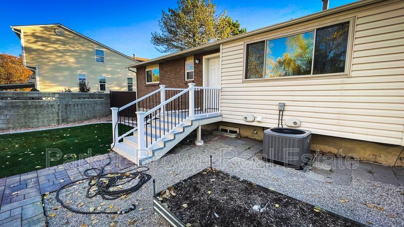 Primary Photo - 8950 Midvalley Dr