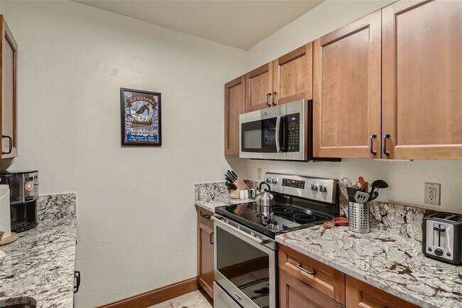 Building Photo - Evolve Real Estate: Fully Furnished Stylis...