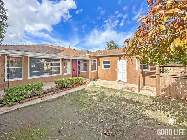 Foto del edificio - Beautiful 4BD/2.5 BA W/ Updated Bathrooms, A/C, and a Large Backyard in El Cerrito!