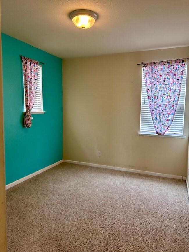 Foto del edificio - $3,090 / GORGEOUS 4 BEDROOM HOME IN WICKLU...