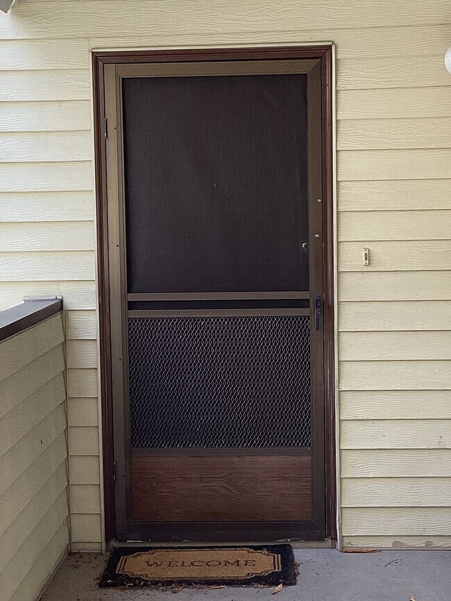 Building Photo - Charming 2 bedroom, 1.75 bathroom Condo ne...