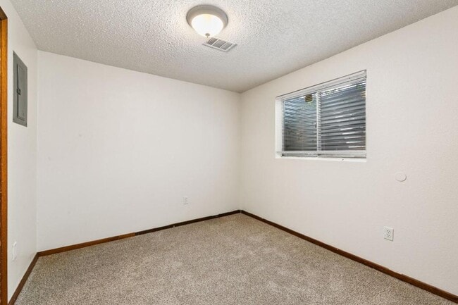 Building Photo - 420 Mulberry Dr