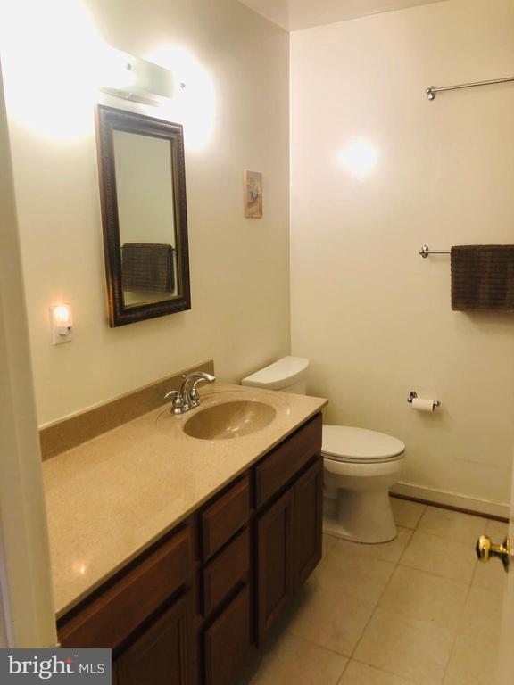 Building Photo - 161 Leeds Ct W
