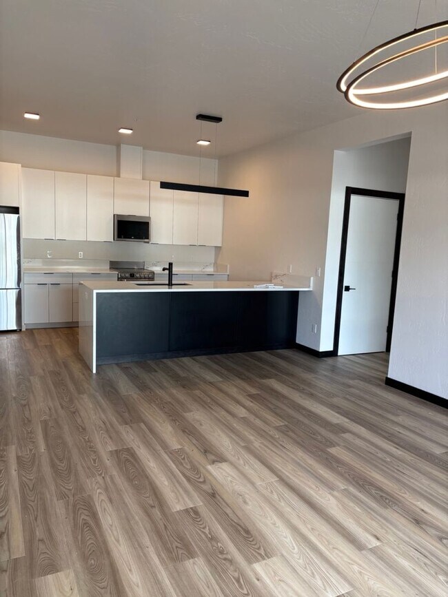 Building Photo - Modern Midtown Living | 2 Bed, 2 Bath Near...