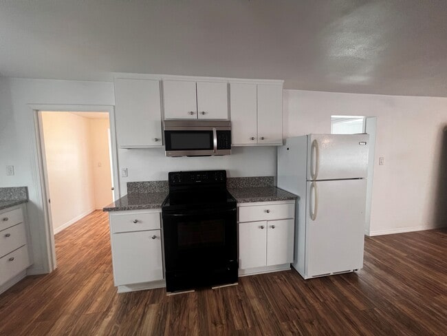 Building Photo - 2210 Bush St