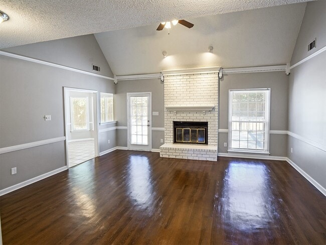Building Photo - Pretty 4 bed, 2.5 bath home with wonderful...