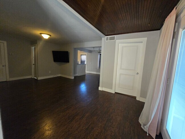 Foto del edificio - Cute 2 Story Home