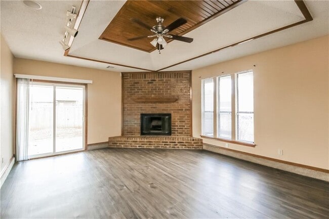 Building Photo - 2425 E Hills Dr