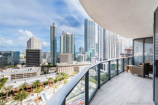 Foto del edificio - 45 SW 9th St