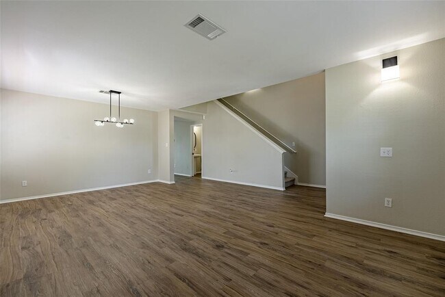 Building Photo - 650 Whispering Hollow Dr