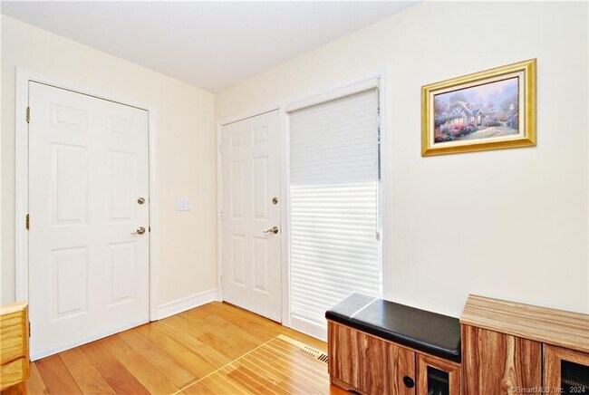 Foto del edificio - 320 Strawberry Hill Ave
