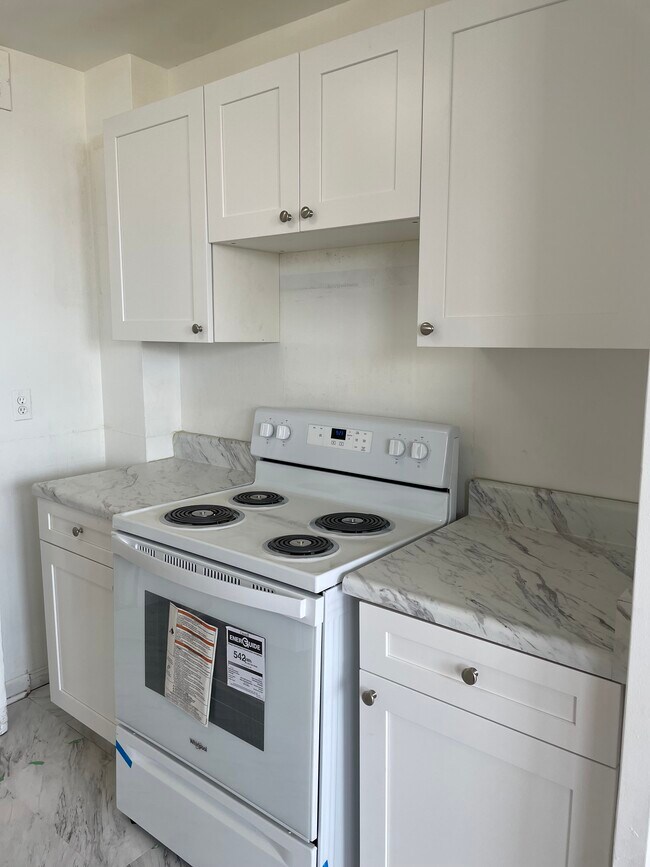 Photo du bâtiment - LARGE ONE BEDROOM - FAMILY BUILDING