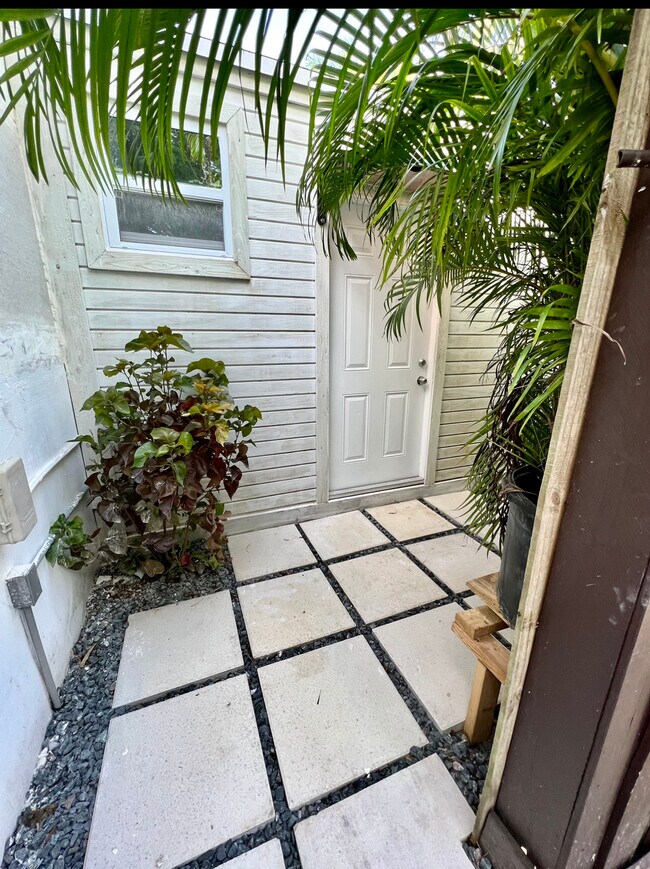 Private entry way - 14005 SW 48th Ter