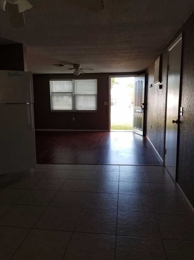 Building Photo - 5352 Poinsettia Dr