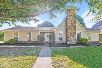 Building Photo - 4864 Barkshire Dr