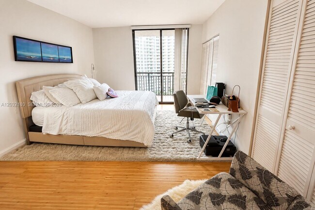 Foto del edificio - 540 Brickell Key Dr