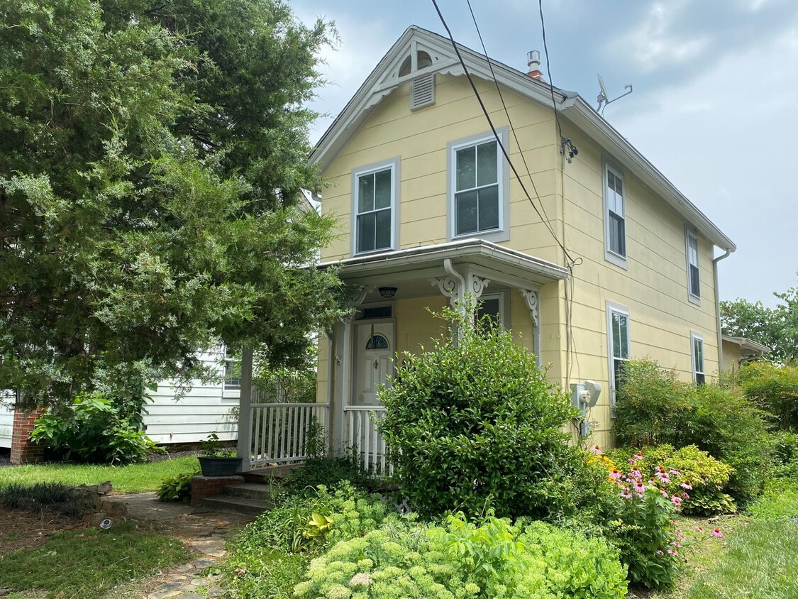 Foto principal - Cozy 2 BR/1 BA Single-Family Home in Laurel!