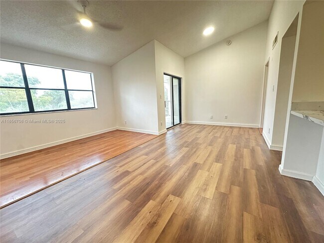 Foto del edificio - 530 S Park Rd