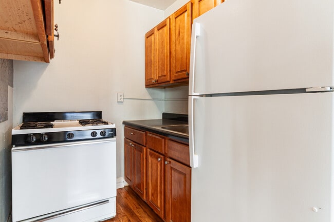 Building Photo - 433 W Roscoe St