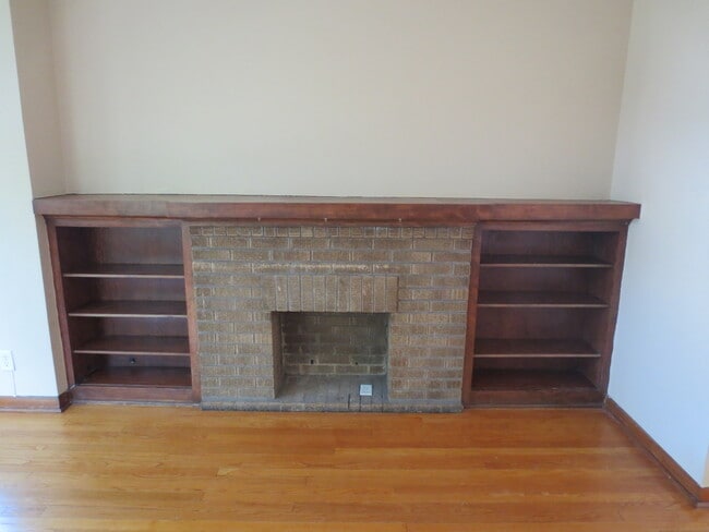 Building Photo - 2433 W Belle Plaine Ave