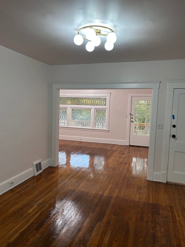 Foto del edificio - 10806 Bernard Ave