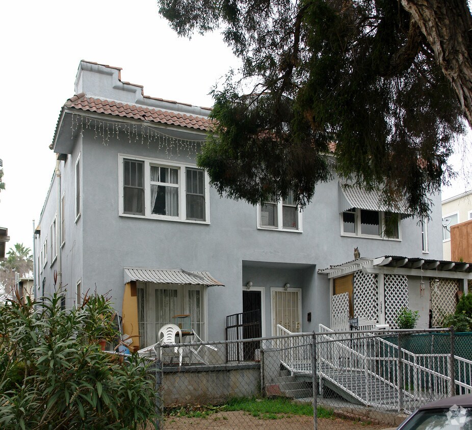 Building Photo - 653 N Heliotrope Dr