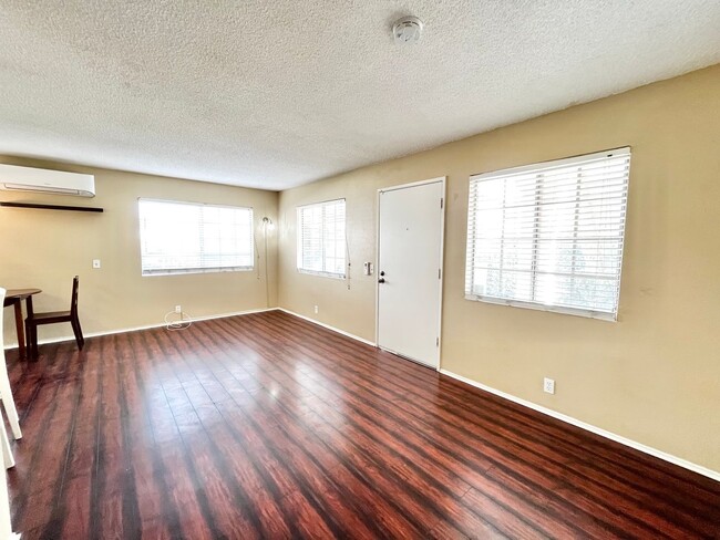 Building Photo - Spacious Studio Unit in Eastlake w/ AC!