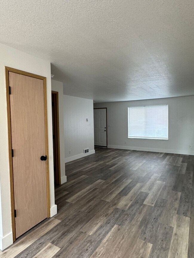 Building Photo - Apartment for Rent in SW Redmond