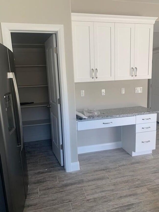 Building Photo - Gorgeous Townhome!  End Unit.