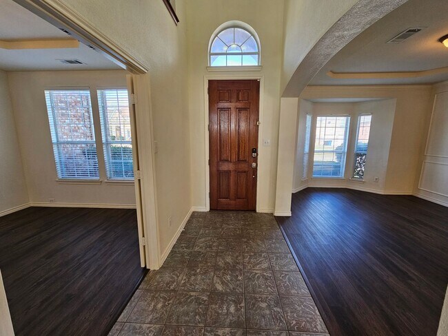 Building Photo - Spacious 5-bedroom, 3.5-bathroom home loca...