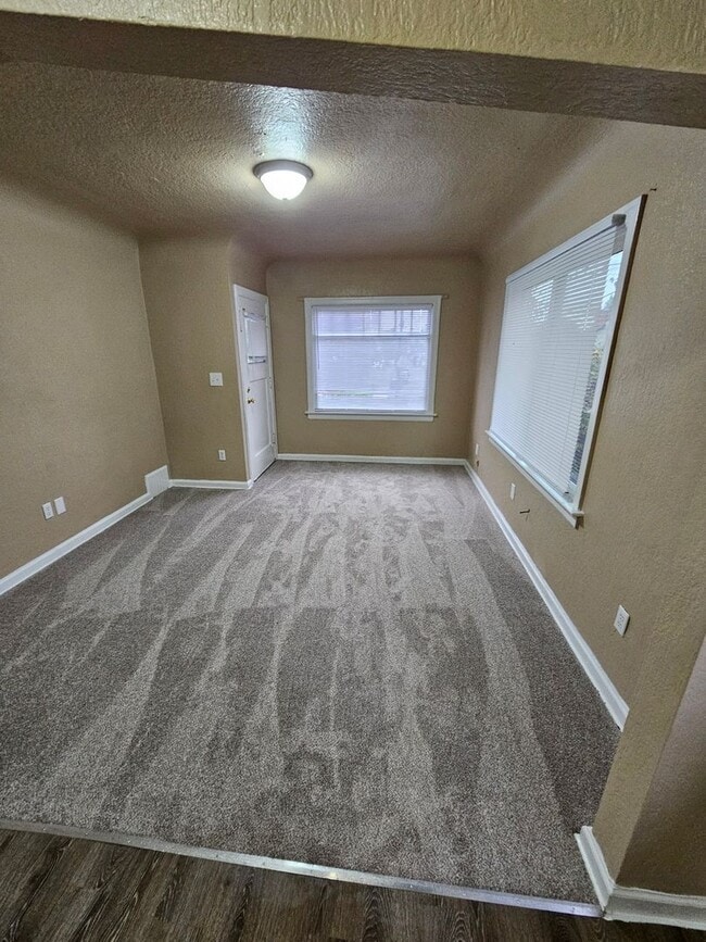 Building Photo - Downtown Unit, renovated, spacious, close to the base, ferry, and shopping