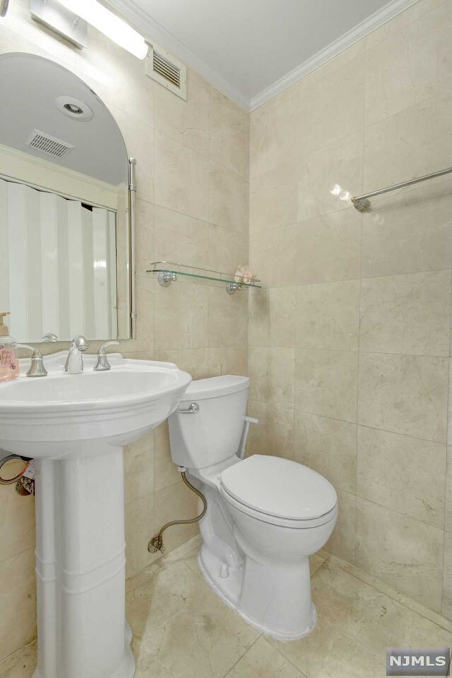 Building Photo - 1055 River Rd