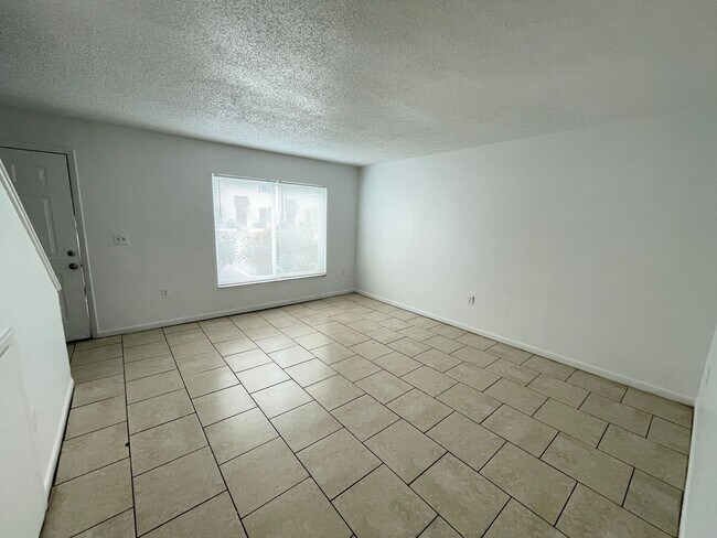 Building Photo - 2 Bed, 1.5 Bath Townhouse- The Reserve Floorplan