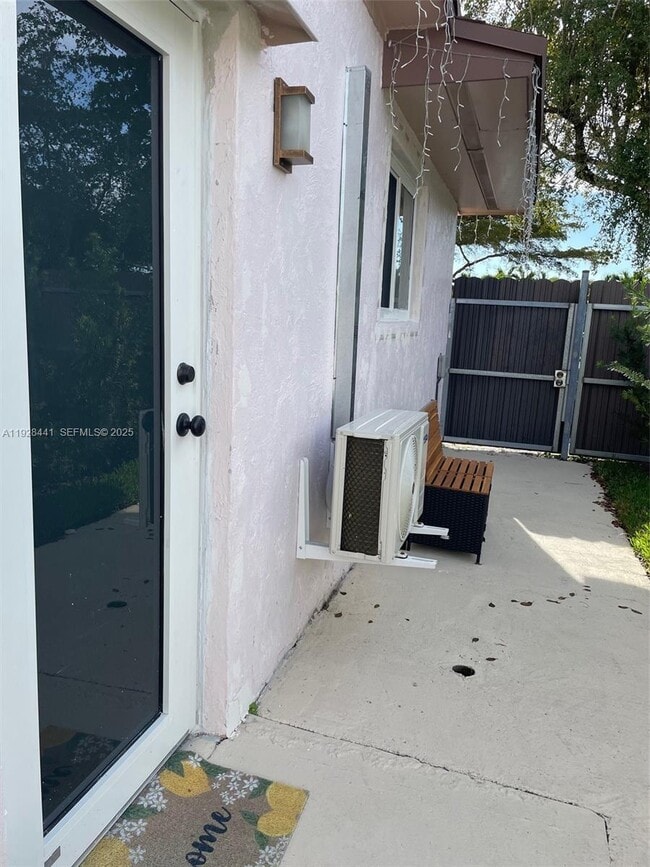 Building Photo - 14121 Kendale Lakes Blvd