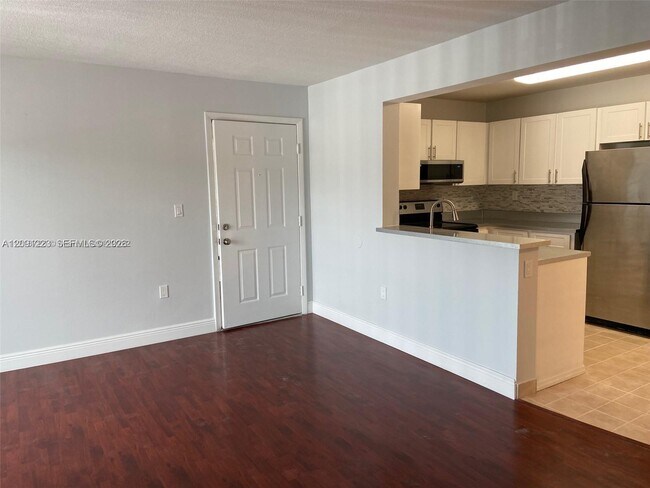 Building Photo - 450 Palm Cir