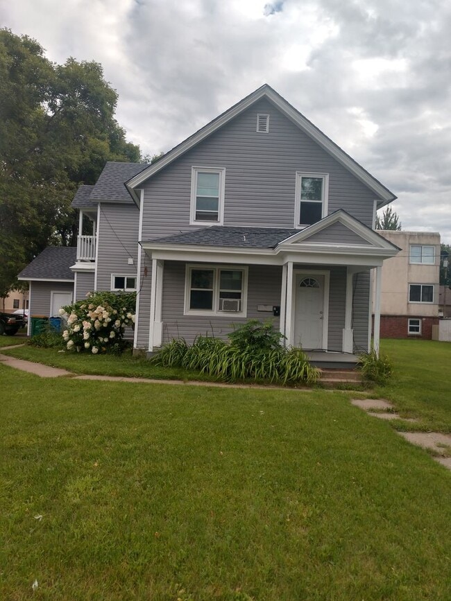 Building Photo - 313 1st Ave W