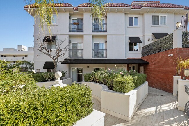 Exterior de la propiedad de McClellan Corner por Wiseman - 1218 McClellan Dr