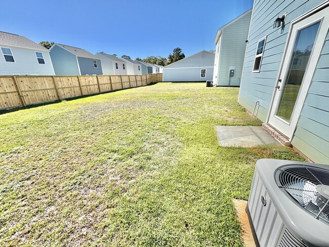 Building Photo - 1007 Middle Ln