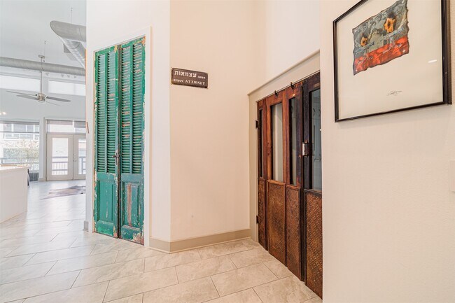 Building Photo - 1901 Post Oak Blvd