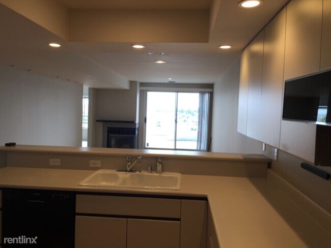 Building Photo - 2 br, 2.5 bath Condo - 2400 Aurora Ave N