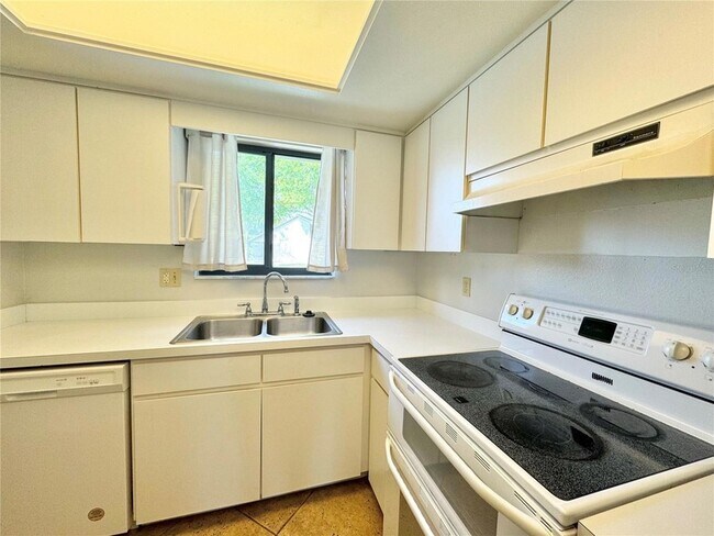 Building Photo - 2600 Lucerne Park Rd